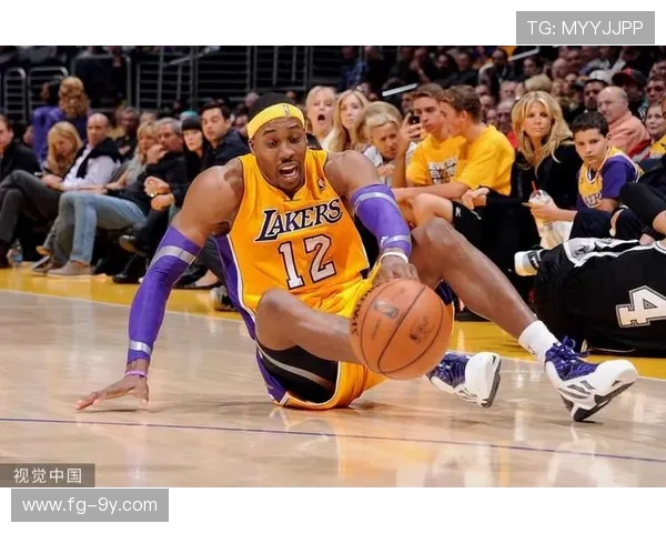 精彩过人瞬间球员摔倒跌倒引发全场惊呼惊险一刻成比赛转折点